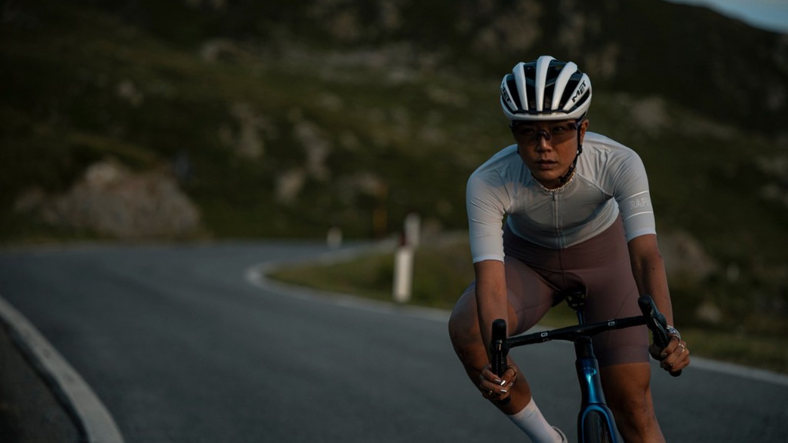 MET Trenta 3K Carbon MIPS — Rennrad in der Kurve