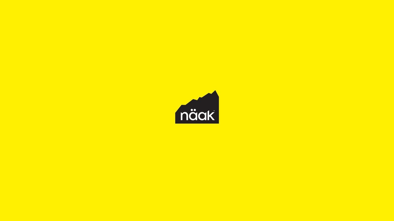 Markenbanner von Näak — schwarzes Mountain-Logo zentriert auf Turbo-Yellow-Fläche